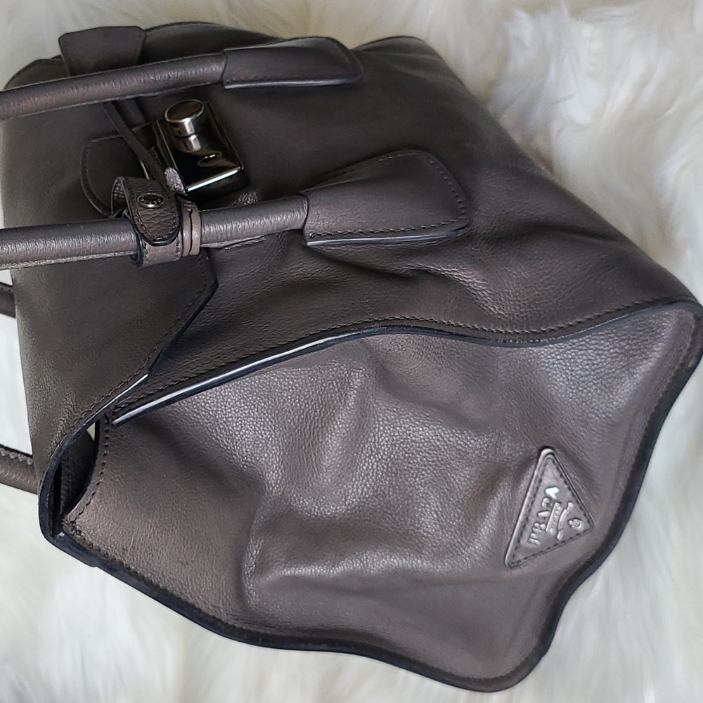 💯 Authentic Prada Handbag 🍀 - Picture 3 of 16